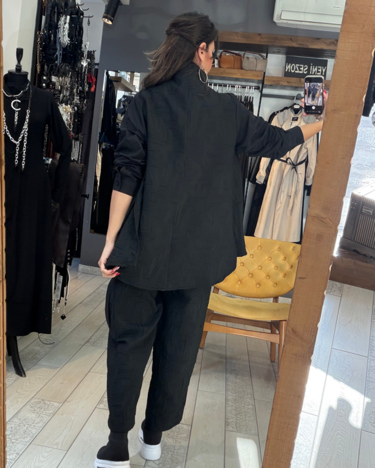 Dik Yaka Jakarlı bluz (siyah)