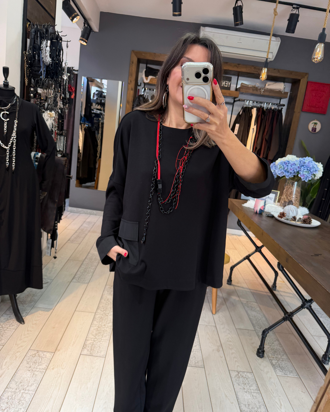 Kırmızı İpli Siyah Kolye